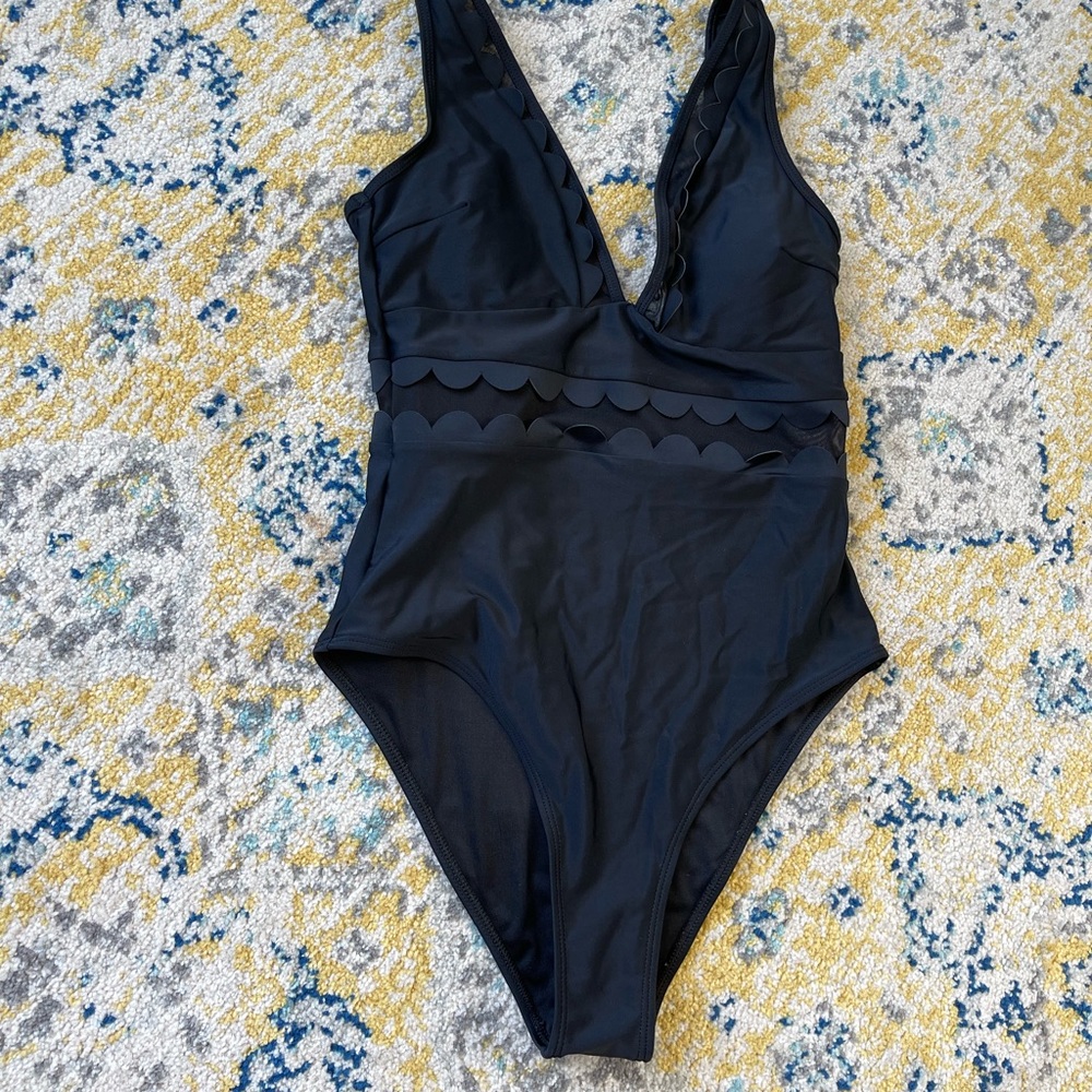 Woman’s size medium cupshe bathing suit